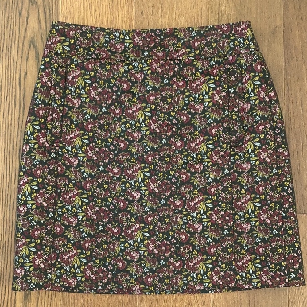 Like new! Stunning jacquard floral skirt, pink and black